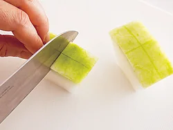 皮がついていた面に浅く切り目を入れると味がしみやすく、やわらかく煮上がる