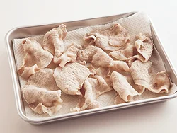 豚肉は重ならないように広げるとさめやすく、しっかり湯がきれる