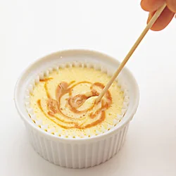 竹串でぐるりと混ぜてマーブル状にする。食べるときに、味に変化がつく。
