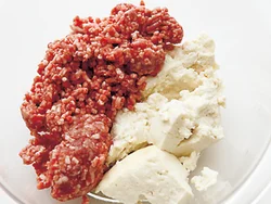 ひき肉と同量の豆腐をたねにしてカロリーダウン。ポイントはよく練って豆腐感をなくし、肉と一体感を持たせること。