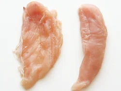 ささ身は開いて厚みを均一にする。火の通りがよくなるだけでなく、チキンカツを大きく見せる効果も。