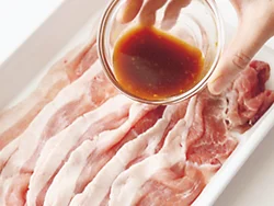 少ない肉で食べごたえを出すために、しょうがやカレー粉などでしっかり下味をつけてから焼く。