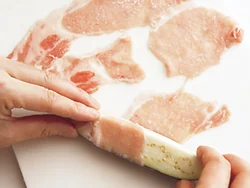 なすは四つ割りの棒状にし、薄切り肉をくるくると巻きつけて。なすが見えないようにしっかりおおうのがポイント。