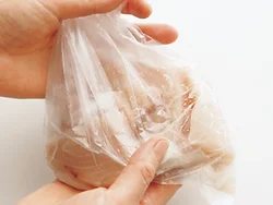揚げるときに油をたっぷり吸わないように、ころもはできるだけ薄く。ポリ袋にかじきと少量の片栗粉を入れてふると、薄くまぶせる。