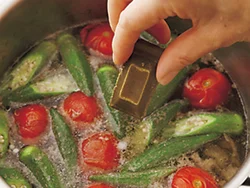 スープカレーに加えるルウは、１個で充分おいしい。鍋に加えて混ぜれば、すぐに溶けるので時短にも。