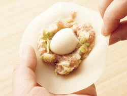 皮にあんと、うずらの卵１個をのせ、うずらの卵をあんで包むようにする。