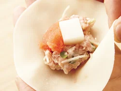 明太子は細かくほぐさず、ある程度大きいかたまりにして包むと、食べるときにしっかりと味が感じられる。