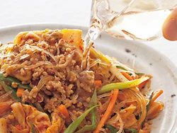 辛いのが苦手な人は。炒めるときに豆板醤の量を減らして。仕上げに酢をかけるとさっぱりとし、さらに辛さがやわらぐ。