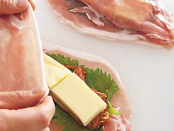 チーズははみ出すと揚げるときに溶け出して形がくずれるので、中央にのせて肉と肉がくっつくようにしてはさむ。