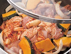 肉や野菜をフライパンに均一に広げて、蒸し焼きに。焦げつかないようにごく弱火にする。