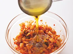 刻んだキムチにオリーブ油を混ぜてコクをプラス。さらりとして軽いので、キムチにも合う。