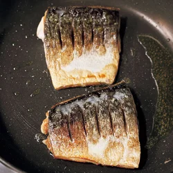 皮目をごま油でカリッと焼くんだ