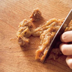 梅干しは種を除いて、包丁でたたき、ほかの調味料と混ぜたときになじむようにする。