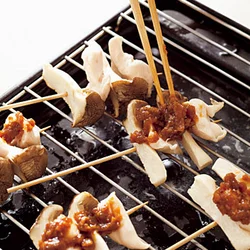 梅みそは味が濃いので、片側につけるくらいでOK。ささ身に火が通ってから梅みそをのせて再び焼く。