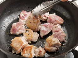 とり肉はフライパンに油をひかずに皮目を下にして焼くと、余分な脂が出てカリッと焼ける
