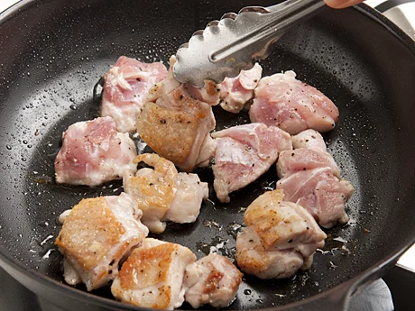 とり肉はフライパンに油をひかずに皮目を下にして焼くと、余分な脂が出てカリッと焼ける