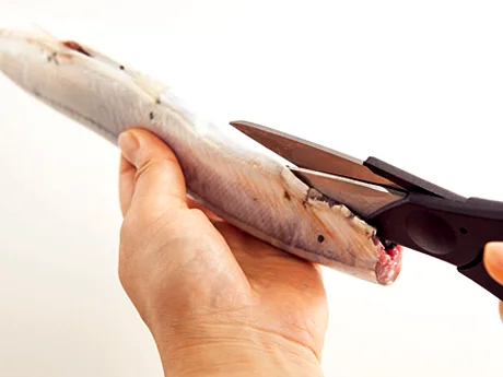頭を落としてからキッチンばさみで腹を開くと、わたを簡単に取り除くことができる