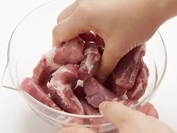 豚肉は酒をもみ込んでおくと、臭みが消えてやわらかくなる