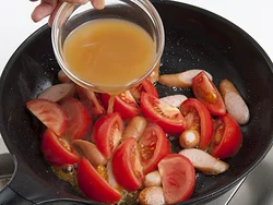 片栗粉は、ほかの調味料と合わせておくと、だまにならずにとろみをつけやすい