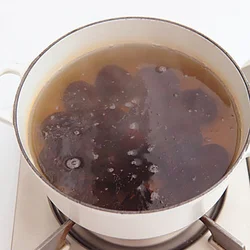 ゆでている間に栗が出てこないくらい、たっぷりの湯でゆでる。