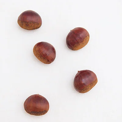 【栗】
主成分はでんぷん。粒子が細かく、自然な甘さを味わえる。
さめたら煮沸した瓶に入れ、冷蔵庫で約1週間保存可能。
パンやビスケットにぬったり、水きりしたヨーグルトなどに添えても。