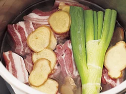 ねぎの青い部分としょうがを加えて煮ると、豚肉の臭みが取れて風味が加わる。