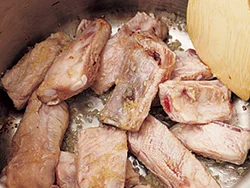 スペアリブは煮込んで火を通すので、色が変わるくらいにさっと焼きつければよい。