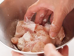 とり肉はパサつきを防いで、うまみを閉じ込めるために小麦粉をまぶしつける