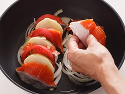 玉ねぎをいちばん下に敷いて加熱することで、焦げにくくなり、鮭の臭みも取れる