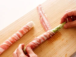らせん状にきつめに巻くと、ばらけずきれいに焼き上がる