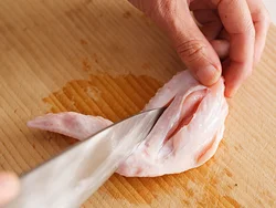 手羽先は切り目を入れると火が通りやすく、味もなじみやすくなる