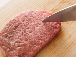 筋を切ると、やわらかく焼き上がり、食べやすくなる