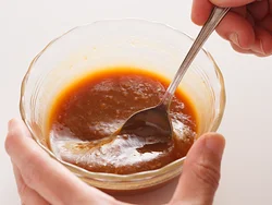 合わせ調味料はみそ、砂糖、片栗粉を液体で溶くと混ざりやすい