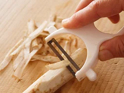 ごぼうはまな板の上に置き、転がしながら削ると簡単にささがきができる