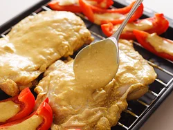 とり肉は上下を返したら残ったマリネ液をスプーンの背でさらにまんべんなく塗りのばして焼く