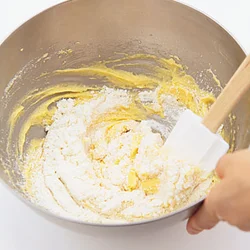生地は混ぜ過ぎるとかたくなるので、粉を加えたらさっくりと混ぜて。