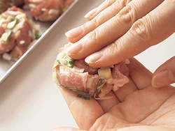 火の通りがいいように、肉だねは平たい丸形に整える。薬味が飛び出さないようにまとめて。