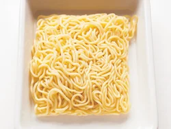 オム焼きそばのように、ソース味にするときには味がよくからむ太麺を。逆に塩味の焼きそばには、繊細な細麺を使うのが瀬戸口流。