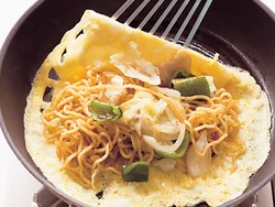 オム焼きそばの卵をふんわり仕上げるには、端が固まったらすぐに火を止め、余熱で火を通すこと。卵の中央に麺をのせて。