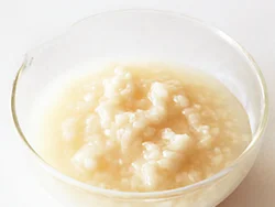 豚肉は、塩麹に漬けることで、しょっぱすぎないマイルドな塩味に。ここでは自家製を使っているが、市販の塩麹でももちろんOK。