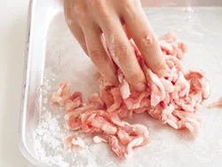 片栗粉を薄くまぶしてから肉を焼くことで、肉のうまみが閉じ込められる。粉が多いと、口当たりが悪くなるので、注意して。