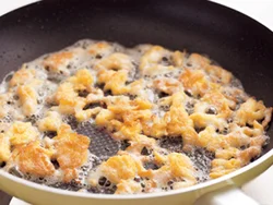 台湾料理によく見られる、多めの油で揚げ焼きした卵をトッピング。カリッとした食感が、焼きそばのアクセントになる。