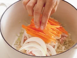 野菜は向きを揃えて重ねていくと見た目もよく、取り分けがしやすい。材料を重ねるごとに手で押さえ、形づくって重ねるときれいに仕上がり、蒸してもくずれにくくなる。