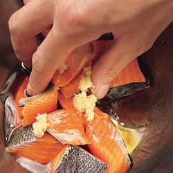 鮭に下味をよくもみ込め