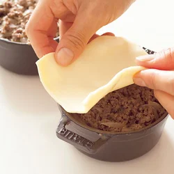 冷凍パイシートはキッチンばさみで切ると手軽。上からかぶせてから、表面に切り目を入れて見栄えよく。