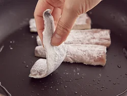 さんまは皮目から焼くと、水分が出にくく、カリッとこうばしく焼ける