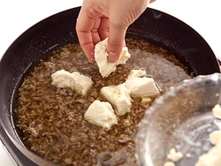 豆腐は手でちぎって加えると、表面損が増えるので火が通りやすく、また味もしみやすい