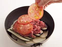 ひき肉は上下を野菜ではさみ、蒸し焼きにすることで火を通す