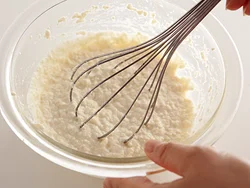 豆腐は泡立て器を使って潰しながら混ぜると、クリームのようななめらかさになる