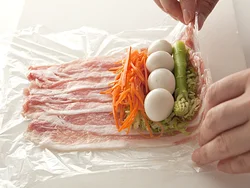 肉を巻くときは、具を中に入れるようにしてクルリと巻くとやりやすい